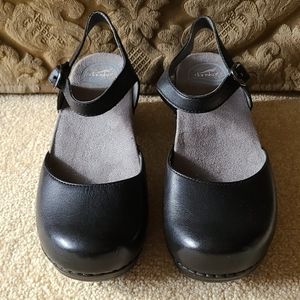 Dansko black leather sandles sz 38 like new